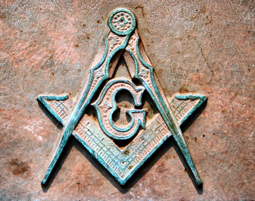 Masonluk Amblemi, ortadaki harfin Tanrı kelimesine atıfta bulunduğu kabul edilen görüştür.