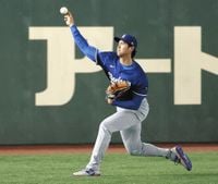 大谷翔平のファンサービスにスタンド沸く、試合前練習、引き上げる際にボールを投げ入れる（中日スポーツ） - Yahoo!ニュース