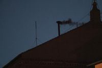 Fumaça preta sai de chaminé da Capela Sistina
