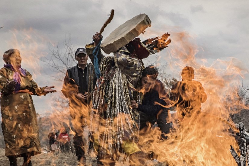 Ayin yapan bir Moğol şamanı.