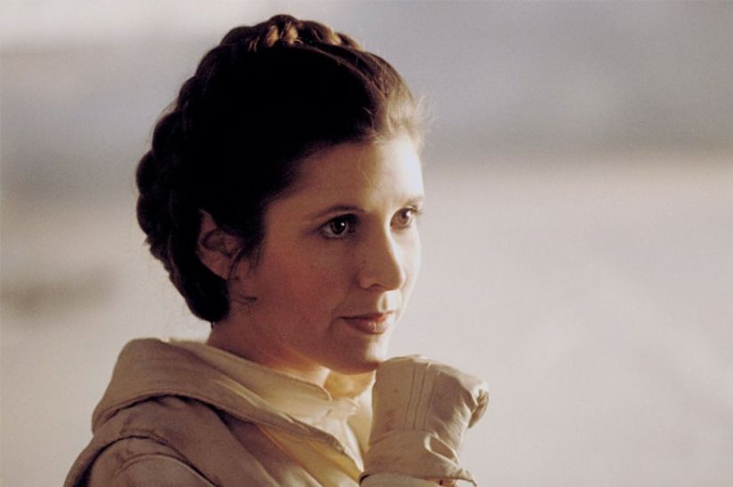 2016 yılında henüz 60 yaşındayken hayatını kaybeden Carrie Fisher da bipolar bozukluğundan muzdaripti. Birçoğumuzun Prenses Leia olarak tanıdığı Carrie Fisher, kariyerinin erken dönemlerini bipolar ile boğuşarak geçirmişti. Star Wars yıllarının hemen ardından iyice yükselişe geçen manik-depresif durumu sonucunda, Carrie Fisher’a 28 yaşındayken bipolar teşhisi konulmuştu. 2002 yılında hastalığını açıklayan ünlü oyuncu, o dönem lityum sayesinde tedavi olduğunu belirtmişti. Tedavi sürecinin zorlu olduğunu belirten Carrie Fisher, manik krizleri sırasında saçlarını kazıttığını, dövmeler yaptırdığını ve dinini değiştirmeye çalıştığını açıklamıştı.