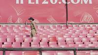 Australian players dash to fly home as Indian Premier League postponed amid India-Pakistan conflict