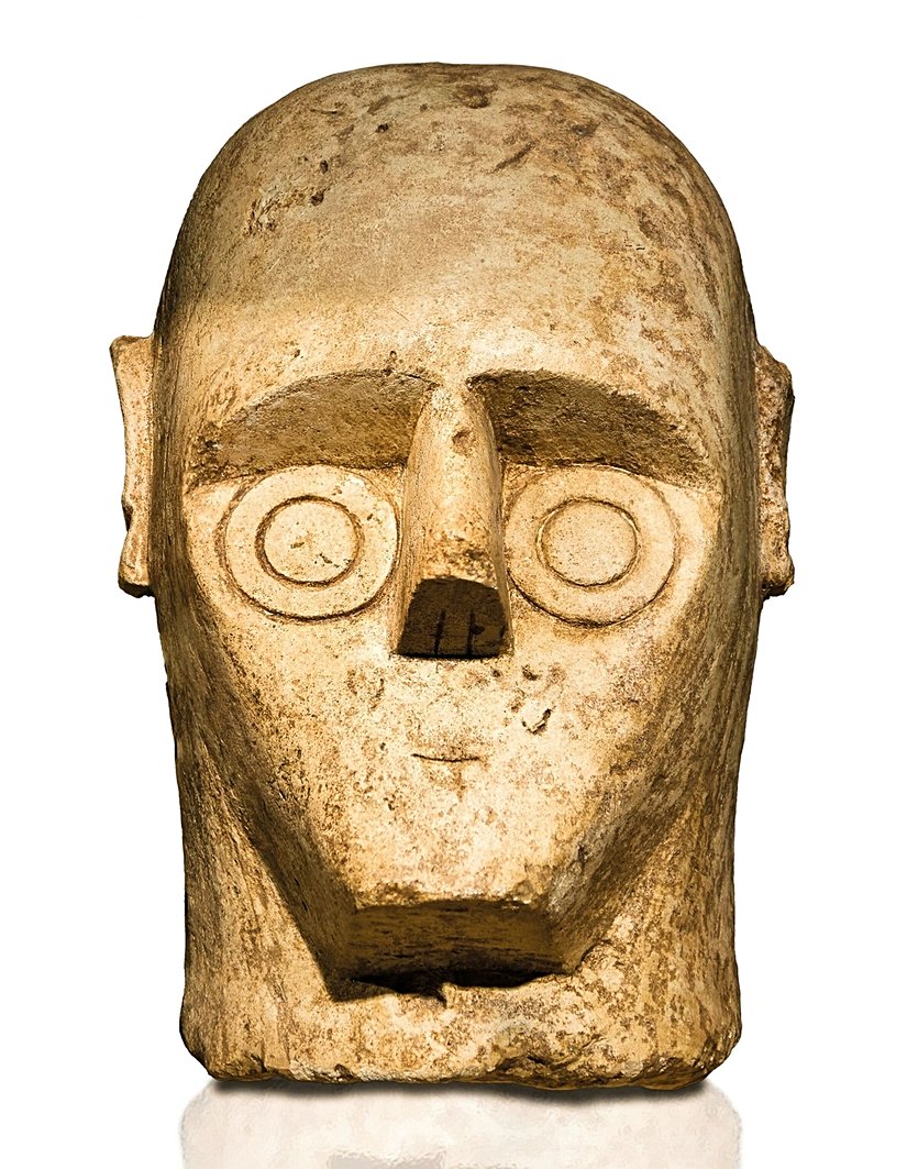 Kusursuz eşmerkezli daireler ve T şeklinde bir alın ve burun... Cagliari Ulusal Arkeoloji Müzesi'ndeki Sardinya'nın "taş devleri"nden birinin yüzü bunlardan oluşur.