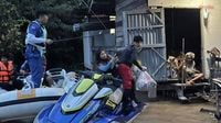 เจ็ตสกี นำทัพจิตอาสาลุยช่วยน้ำท่วม พร้อมนำถุงยังชีพให้ ชาวบ้านผักไห่ อยุธยา | Khaosod | LINE TODAY