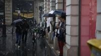 Hagel en overstroomde metrostations in Parijs, ook morgen overlast verwacht
