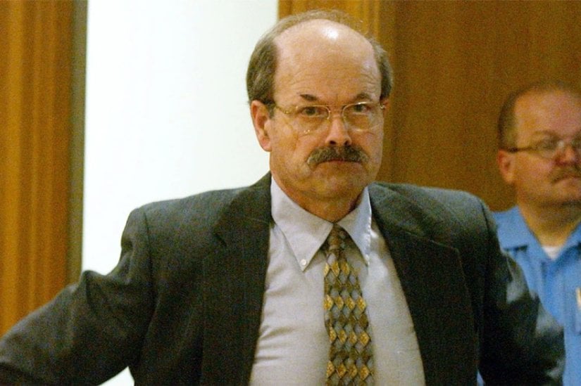 Cinayetler: 10    Peşindeki polisler ile sürekli dalga geçen ve 34 yıl sonra anca yakalanabilen Dennis Rader, seri katiller arasındaki en meşhur isimlerden biri. Kod adı BTK (bind, torture, kill) yani “bağla, işkence et, öldür” olan Dennis Rader, cinayetlerini işlediği yıllar boyunca polise ve gazetelere onlarca mektup yolladı. Hatta bir keresinde cinayet işlediği evden 911’i arayıp kendini ihbar etmesine rağmen yakalanmadı.    Kurbanlarını bağlayıp onlara işkence etmek, Dennis Rader’ın gençliğinden beri en büyük fantezisi idi. Sürekli olarak kadın iç çamaşırları giyer, kendini bağlar ve bu şekilde komşularını röntgenlerdi. Rader günlük hayatında oldukça sakin ve kibar biri olarak tanımlanıyordu. Aynı zamanda Mesih Lüteriyen Kilisesi’nin konsey başkanlığını da yapıyordu. 1974’ten 1991 yılına kadar 10 kişiyi öldüren Dennis Rader, soğuma döneminde kurbanlarının taklidini yaparak kendini tatmin ediyordu.    Dennis bu sırada kadın kurbanlarının kılığına giriyor, kendini bağlıyor ve kadın maskesi takıyordu. Aynı zamanda kurbanlarına yaptığı gibi bu sırada kendi fotoğraflarını da çekiyordu. 2004 yılına geldiğimizde ise Dennis tekrar öldürmeye başlamayı planlıyordu. Gazetelere ve polislere bir dizi mektuplar göndermeye başladı. Bu mektuplardan birinde ise Dennis polislere eğer yazılarını bir diskete aktarırsa takip edilip edilemeyeceğini sordu.    Polisler ise doğal olarak takip edilemeyeceği yanıtını verdi. Daha sonra bir diskete bazı ipuçları koyup yollayan Rader’ın gözden kaçırdığı bir şey vardı. O da kendi ismiyle düzenlenmiş unuttuğu bir Word dosyasıydı. Dennis Rader bu Word dosyası sayesinde 2005 yılında yakalandı. 7 kez ömür boyu hapse çarptırılan Dennis, şu an76 yaşında ve hâlâ cezasını çekmekte.