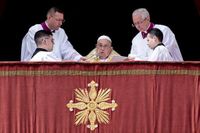 Papa Francesco in jeep tra la folla in piazza San Pietro. Il messaggio all’Urbi et Orbi: “Nessuna pace possibile senza disarmo”