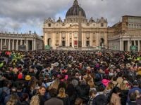 150,000 personas celebran al nuevo pontífice en el Vaticano