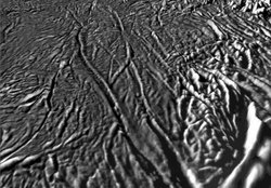 Enceladus’un Kaplan Çizgilerine Yakın Plan