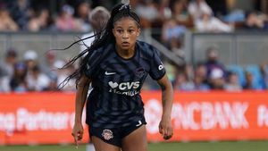 Croix Bethune Captures NWSL Rookie Of The Year Honors