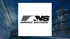 Norfolk Southern Shares Hover Near Highs Amid Mixed Signals