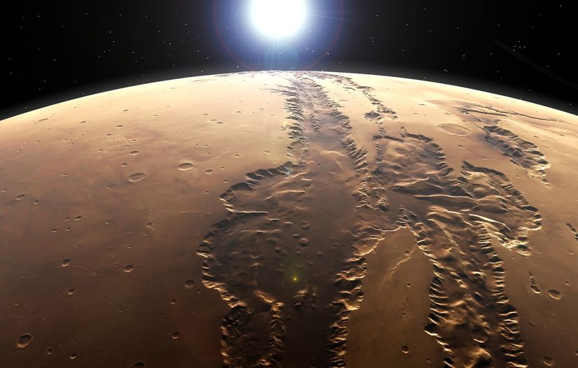 Mars'taki &quot;Valles Marineris&quot; vadi sistemi, toplamda 4000 kilometre uzunluktadır ve yer yer genişliği 200 kilometreye ulaşmaktadır. Bir diğer deyişle, eğer ki bu vadi Dünya üzerinde olsaydı, bir ucu Viyana/Avusturya'da, diğer ucu Farah/Afganistan'da bulunur ve bu mesafede Macaristan, Sırbistan, Romanya, Bulgaristan, Türkiye ve İran'ı boydan boya yarardı. Bu, söz konusu vadinin gezegenimizin yüzde 20'si boyunca uzanması demektir.