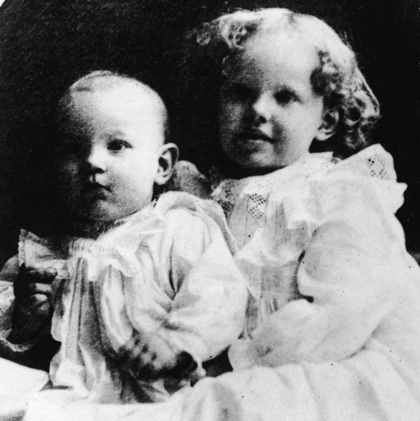 "900'lü yıllar... Amelia Earhart, kardeşi Muriel ile birlikte.