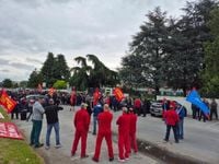 Metalmeccanici senza contratto: in 250 al presidio di Fiom e Uilm in quattro aziende cheraschesi [VIDEO]