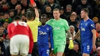 Everton's Gueye sent off for slapping teammate during game against Man United