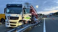 A28 bezaaid met enveloppen door gekantelde vrachtwagen, verkeer richting Utrecht vast