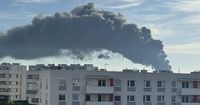 Kłęby czarnego dymu nad zakładami chemicznymi. Dwóch strażaków rannych