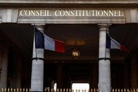Le Conseil constitutionnel déclare conforme, avec des réserves, la démission d’office des élus locaux condamnés à une peine d’inéligibilité avec application immédiate