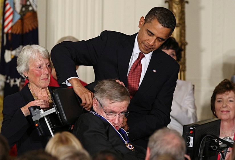 Amerikan eski başkanı Obama, Stephen Hawking'e Özgürlük Madalyası'nı takdim ederken...