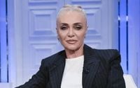 Paola Barale chi è, la showgirl ospite oggi a Verissimo