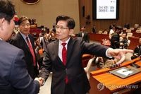 “강제 단일화 안 돼” vs “대단히 실망”… 김문수·권영세, 의총서 공개 충돌