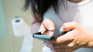 Smartphone Use On Toilet Linked To Higher Hemorrhoid Risk