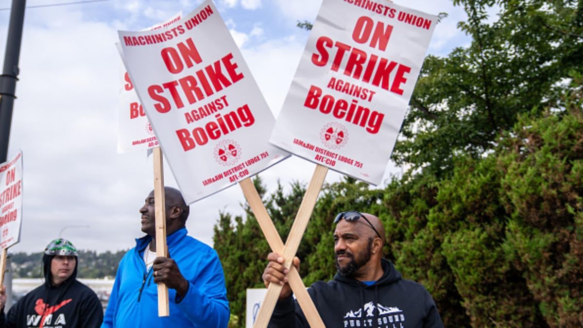 Boeing Workers Vote On Generous New Pay Offer - The Pinnacle Gazette