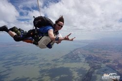 Uçaktan atlayan insanlar yoğun rüzgar karşısında nasıl nefes alabiliyor?