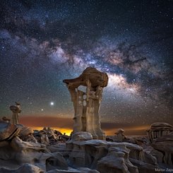 Uzaylı Tahtı Kayasının Ardından Yükselen Jüpiter ve Satürn