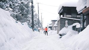 Severe Snowfall Disrupts Transportation Across Fukui Prefecture