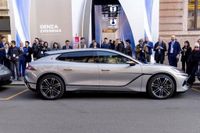 BYD debuta en Europa con la marca de lujo Denza y su modelo Z9GT en la Milan Design Week