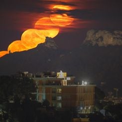  Strawberry Supermoon Over Devil's Saddle 