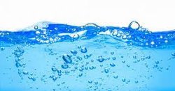 Suya su döktüğümüz anda neden kabarcıklar oluşuyor?