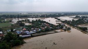 Super Typhoon Man-yi Strikes Philippines With Devastation