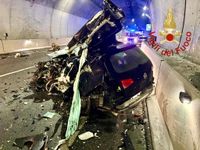 Tragedia nella galleria di Pusiano: incidente mortale, due morti e tre feriti - Valtellina news
