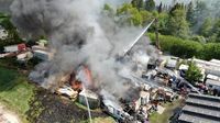 200 Einsatzkräfte bekämpfen Großbrand in Burg – schwarzer Rauch kilometerweit sichtbar