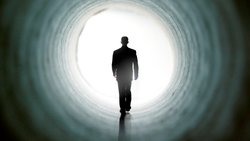 Ölmeye Yakın Görüldüğü Söylenen Işık, Havada Süzülme ve Sesler Gibi Deneyimlerin Kaynağı Nedir?