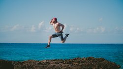 Dünya Saniyede 460 Metre Hızla Dönüyorsa, Zıpladığımızda Neden Başka Bir Noktaya Düşmüyoruz?