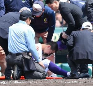 Tendo's Catcher Injured By Pitch, Game Interrupted At Koshien