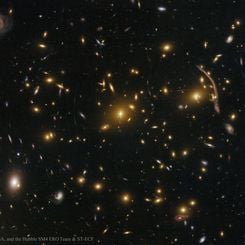  Abell 370: Galaxy Cluster Gravitational Lens 