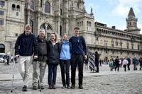 8 ans après, Philippe et Mathilde de Belgique viennent à bout d’un pèlerinage emblématique avec leurs enfants