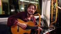 Manuel Carrasco invade el Metro de Madrid para el estreno de su nuevo álbum 'Pueblo Salvaje II'