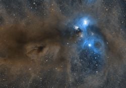 Corona Australis'in İçinden Yıldızlar ve Toz