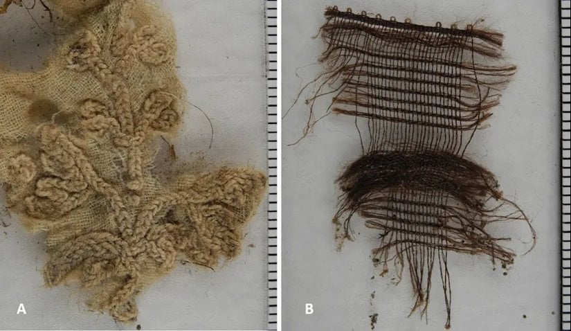 Mumyanın karın boşluğundan çıkarılan özel kumaş parçaları. A: Çiçek motifleriyle süslü pamuklu bir kumaş. B: Mumyanın haçında kullanılana benzer bir ipek kumaş parçası. Görsel: Andreas Nerlich