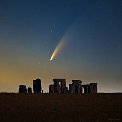 Stonehenge Üzerinde NEOWISE Kuyruklu Yıldızı