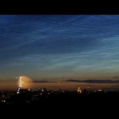 Paris Havai Fişeklerinin Üzerinde Noktilüsent Bulutlar