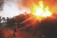 Spain battles 20 major wildfires amid scorching heat, deploys more troops - Hawaii Tribune-Herald