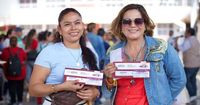 ¿Ya traen saldo las tarjetas que entregan de la Beca Rita Cetina y cómo se activan?
