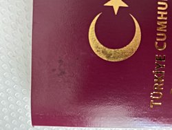 Benim pasaportum üzerinde küçük bi yerinde beyazlık var  çok küçük ve sıcaktan Kitabın üzerindeydi ve kitabın parçası ermiş  küçük bişey olur mu?