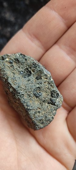 Doğada yürüyüş yaparken bolca farklı taş görüyorum. Bu taş hangi türde acaba?